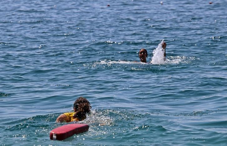 'Boğulma numarası yapıyorlar, yanına gidince sohbet açıyorlar' Kadın cankurtaranlardan erkek tatilcilere serzeniş! 'Yalancı çoban hikayesine döner' G4