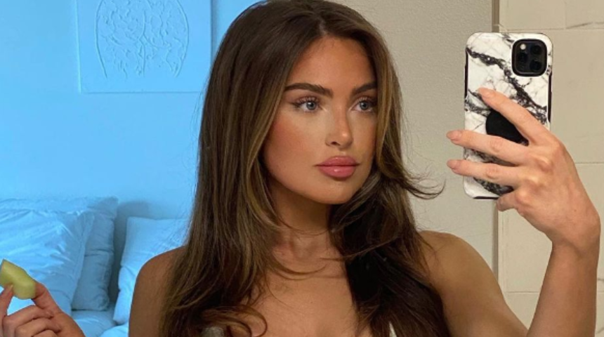 Sosyal medya fenomeni Julia Sandoval bikinisiyle dizlerinin üzerine çöküp poz verdi! Göğüslerini ön plana çıkarttı