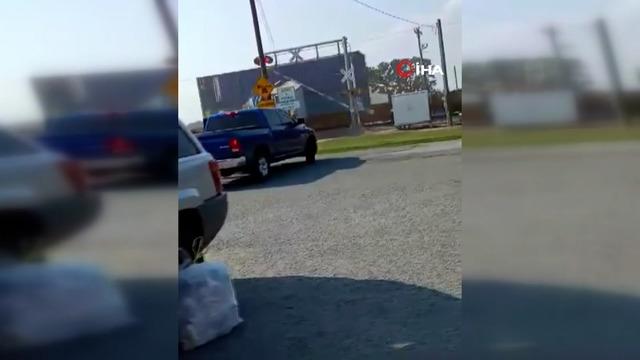 Yük treni hemzemin geçitteki kamyonu böyle biçti! Saniye saniye kaydedildi