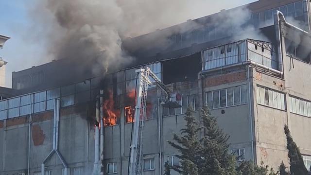 İstanbul'da korkutan yangın! Çok sayıda ekip sevk edildi: Yabancı uyruklular kurtarıldı