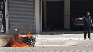 'Dolandırıldım' diyerek isyan etti, aldığı motosikleti ateşe verdi! Değerinin çok üzerinde fiyata sattın 