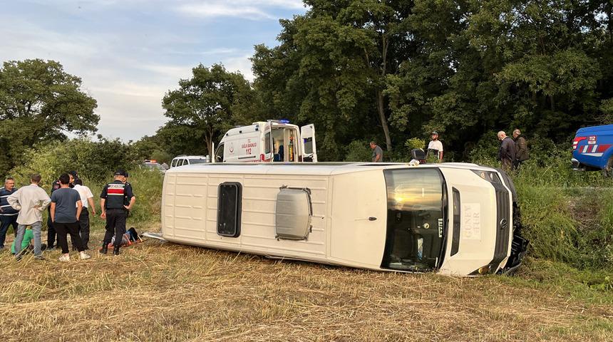 D&uuml;ğ&uuml;ne gidenlerin bulunduğu minib&uuml;s&uuml;n devrildi: 3 kişi yaralandı