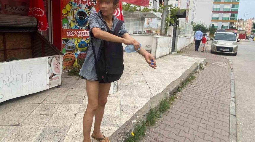 Sokakta kolu kelepçeli dolaşan kadın polisi alarma geçirdi! Gerçek sonradan anlaşıldı