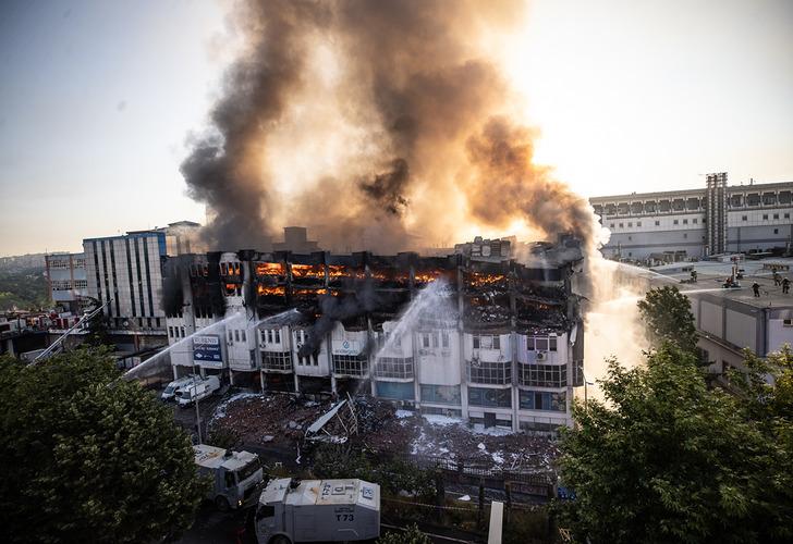Dünden beri yanıyor! Binanın üst katları çöktü... İstanbul'daki fabrika yangını için TOMA'lar da devrede
