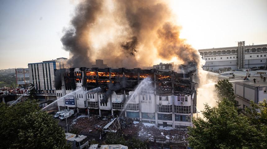 Dünden beri yanıyor! Binanın üst katları çöktü... İstanbul'daki fabrika yangını için TOMA'lar da devrede