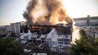 Dünden beri yanıyor! Binanın üst katları çöktü... İstanbul'daki fabrika yangını için TOMA'lar da devrede