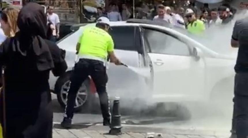 Taksim'de korkutan anlar! Yol ortasında bir anda alev aldı