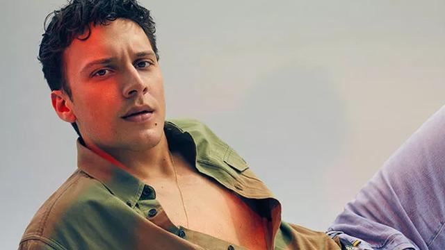 Edis 9 kiloluk Swarovski taşlı sahne kostümüyle ağızları açık bıraktı! 'Işığın göz kamaştırıyor'