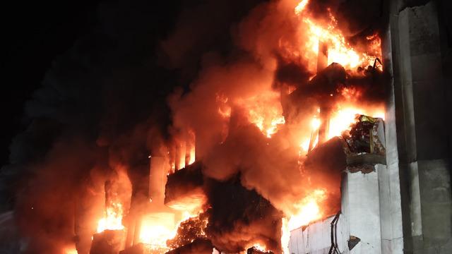 Cumartesi akşam saatlerinde başladı, hala devam ediyor! İstanbul'daki yangın endişeleri arttırdı: Binanın bazı bölümleri çöktü