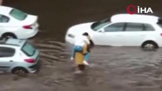 Başkent'teki selde mahsur kalan 5 kişilik aileyi sırtında taşıyarak kurtardı!