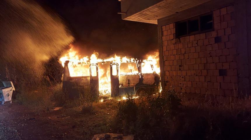 Adıyaman'da park halindeki minibüs yandı