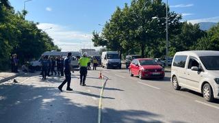 Bursa'da işçi servisi ile otomobilin çarpıştığı kazada 1 kişi öldü, 9 kişi yaralandı