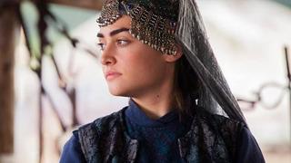 Esra Bilgiç'in sütyensiz tarzı Pakistanlı hayranlarını rahatsız etti! Çok açık...