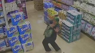 Sevdiği şarkıyı duyan yaşlı kadın, marketin ortasında dans şovu yaptı! Şaşkına çeviren anlar kamerada