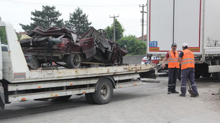 Sakarya'da tıra çarpan otomobilin sürücüsü hayatını kaybetti