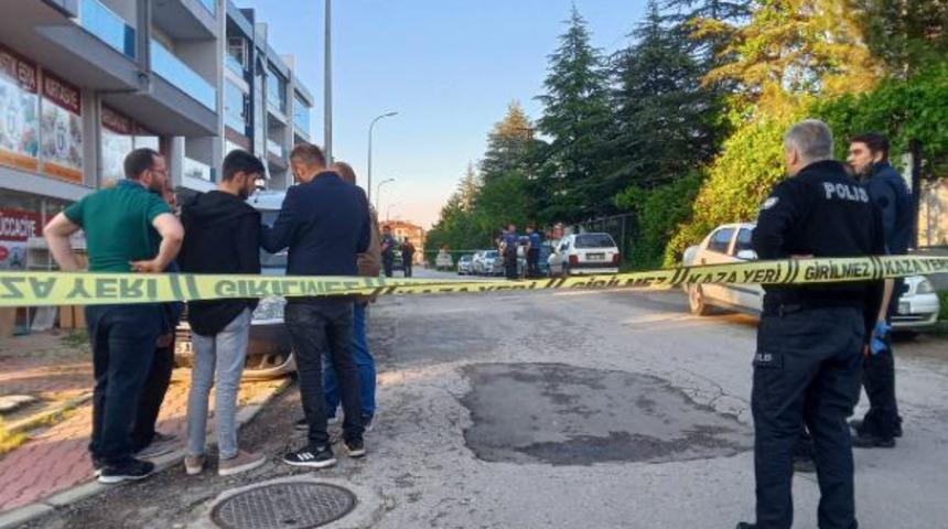 Sokak ortasında dehşet! Yolda y&uuml;r&uuml;yen kadın kurşunların hedefi oldu