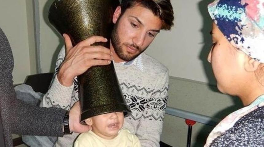 Oynadığı darbukaya kafası sıkıştı