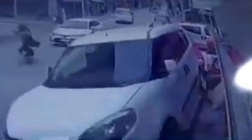 Hafif ticari araç geri kaçtı, 2 kişiyi altına aldı