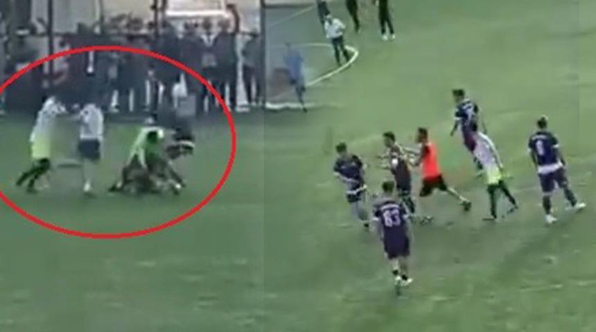 Saha bir anda ringe döndü, maçta tekmeler havada uçuştu! 2 futbolcu hastaneye kaldırıldı
