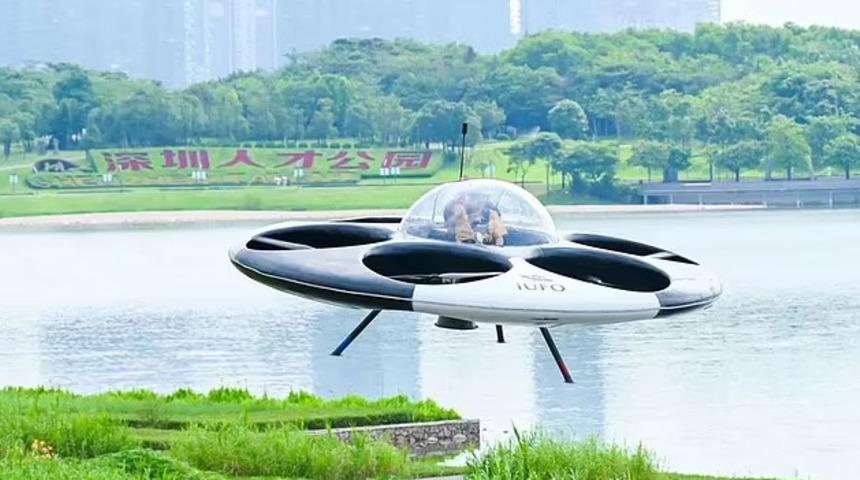 Bilim kurgu filmlerinden fırladığını zannedebilirsiniz ancak gerçek! İşte Çin'de tanıtılan insanlı 'uçan daire'