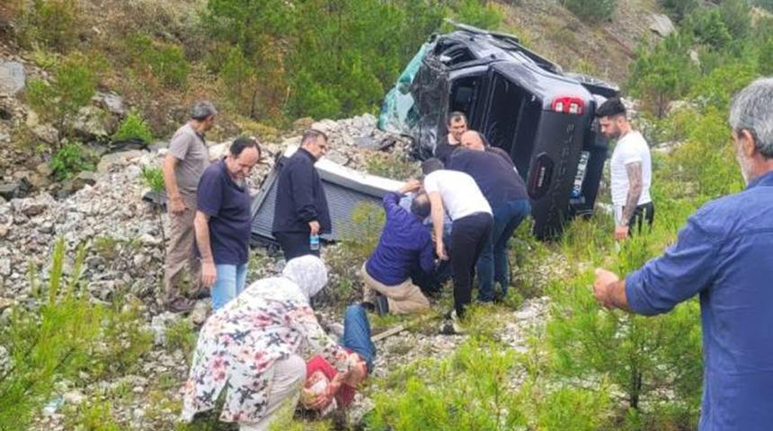 Eski Ekonomi Bakanı Nihat Zeybekci kaza geçirdi! Araçtan fırlayan Zeybekci arkadaşıyla beraber hastaneye kaldırıldı