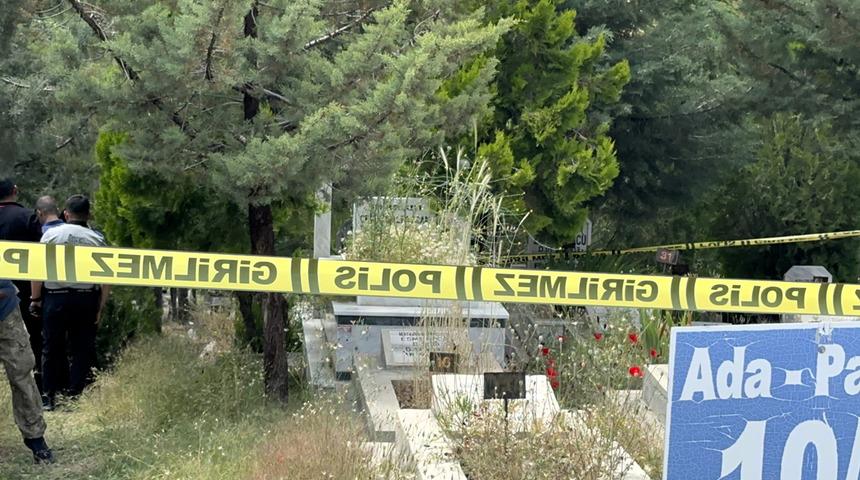 Mezar başında korkunç olay! 24 yıl önce ölen kardeşinin... Yakınları mezarlığa koştu