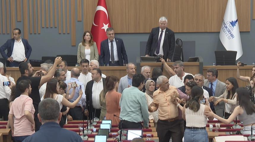 İzmir Büyükşehir Belediyesi Meclisi'nde üyeler arasında gerginlik yaşandı