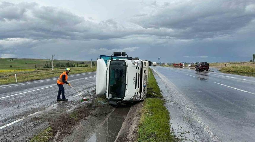 Devrilen kamyonetin sürücüsü yaralandı
