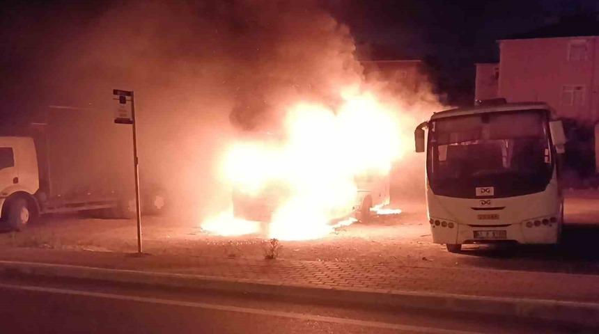 Park halindeki servis midib&uuml;s&uuml; alev topuna d&ouml;nd&uuml;