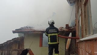 Tokat'ta iki katlı köy evi yangında kullanılamaz hale geldi