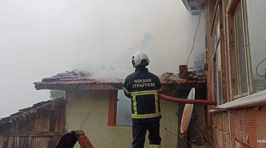 Tokat'ta iki katlı köy evi yangında kullanılamaz hale geldi