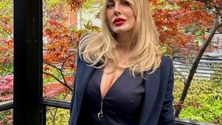 Spiker Hande Sarıoğlu iddialı kombiniyle dikkat çekti! Hırkasının önünü açtı