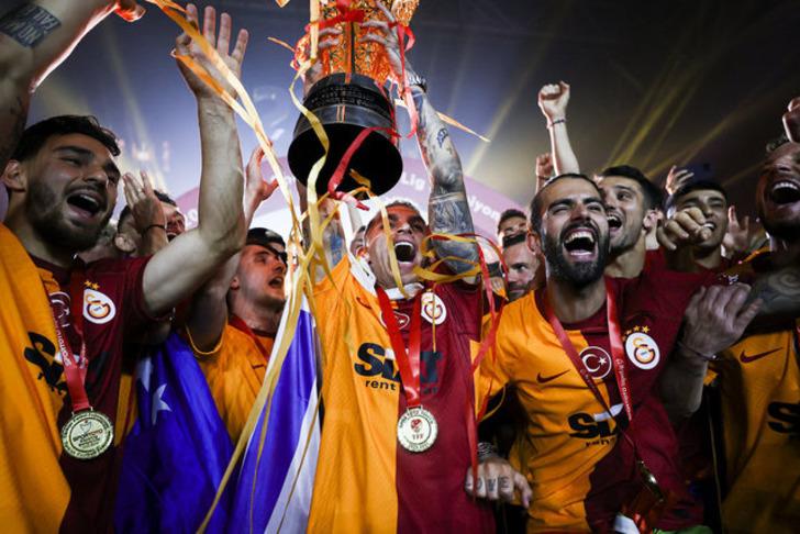 Galatasaray Başkanı Dursun Özbek'ten canlı yayında açıklamalar! Ezeli rakiplere tebrik göndermesi G4