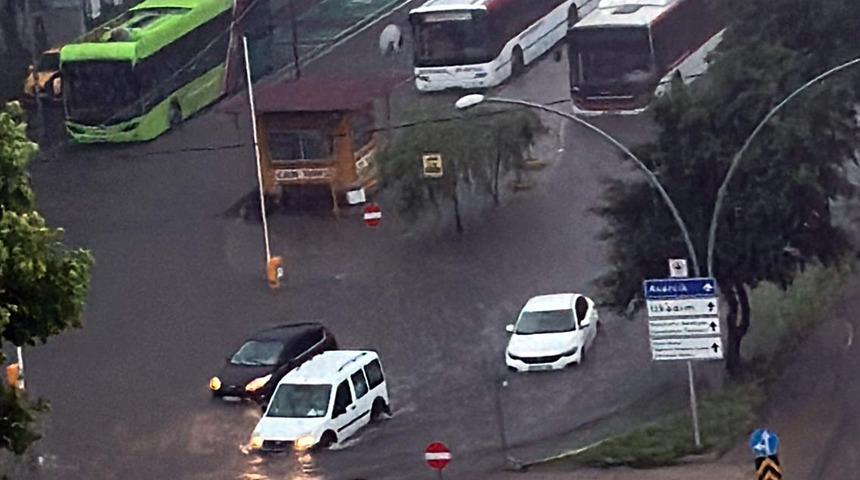 Samsun'da kuvvetli yağmur! Yollar göle döndü, su baskınları yaşandı