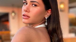 Fenomen Sibil Çetinkaya kalçasına kadar inen sırt dekoltesiyle nefes kesti! Bakan bir daha baktı 