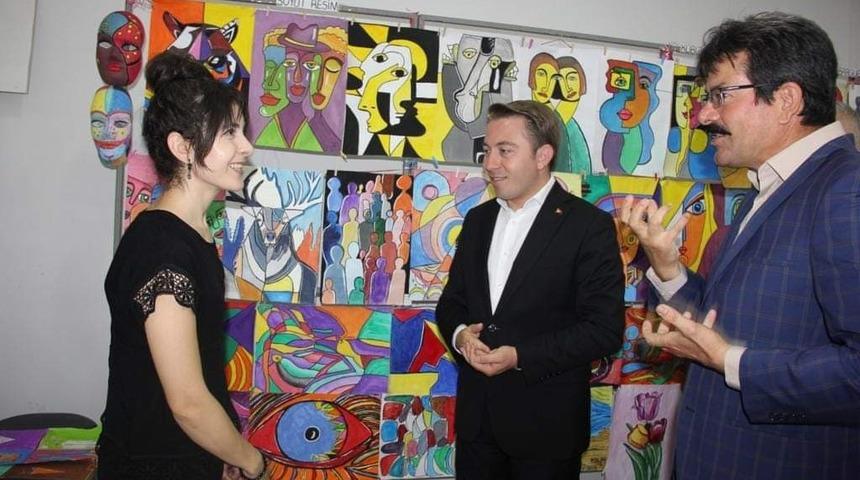 İşitme engelli öğretmenin öğrencilerinden 200 eserlik sergi