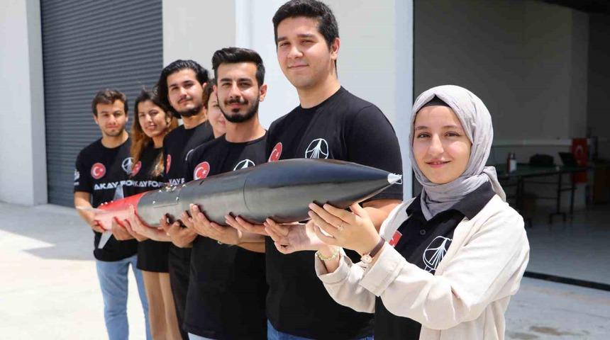 Öğrenciler 3 kilometre irtifaya çıkabilen roket tasarladı
