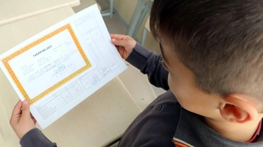 KARNE GÜNÜ okula serbest kıyafetle mi gidilecek? 16 Haziran 2023 Cuma karne günü okula sivil kıyafet serbest mi, üniformayla mı gidilir?