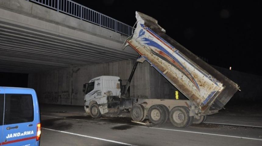 Dehşete düşüren olay! Yola savruldular