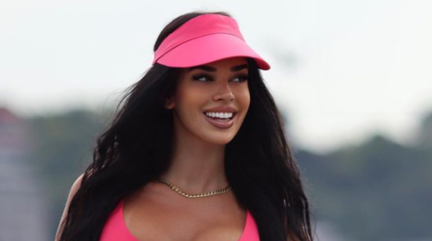 Sosyal medya fenomeni Ivana Knöll, İstanbul’da süper mini eteğiyle şov yaptı! Kalçasını ön plana çıkarttı