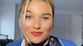 Uçuş görevlisi otel odalarının güvenliğini kontrol etmek için kullandığı ilginç yöntemi paylaştı! “Yatağın altına şişe fırlatıyorum”