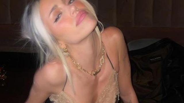 Model Delilah Belle Hamlin iç çamaşırsız haliyle olay oldu! Arkadaşı pantolonunu indirdi... 