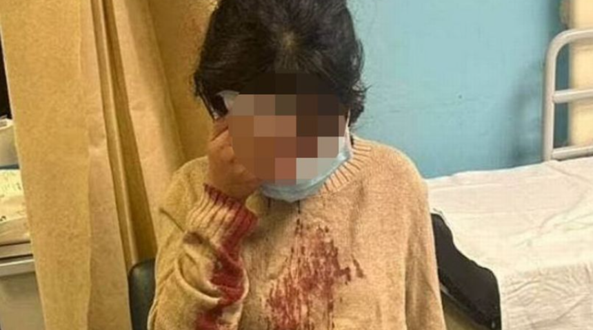 12 yaşındaki kızı “Bize mi güldün” diyerek sokak ortasında tekme tokat dövdüler! Darp edilen kız hastaneye kaldırıldı