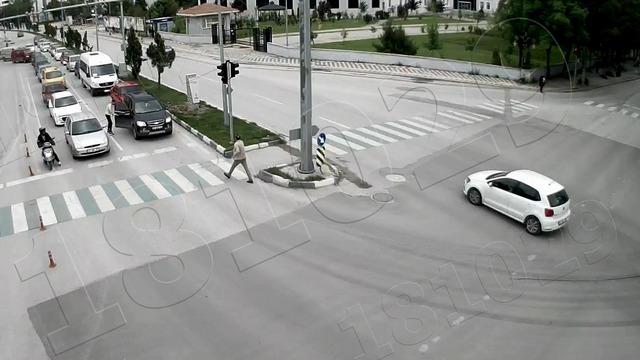 Kütahya'da kırmızı ışıkta bekleyen araçtaki sürücünün eşine saldırı KGYS kamerasında