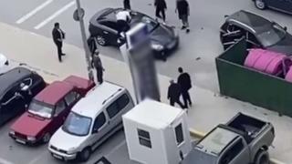 Şoke eden anlar! Tartıştığı kişiye sunroof'tan vurmaya çalıştı