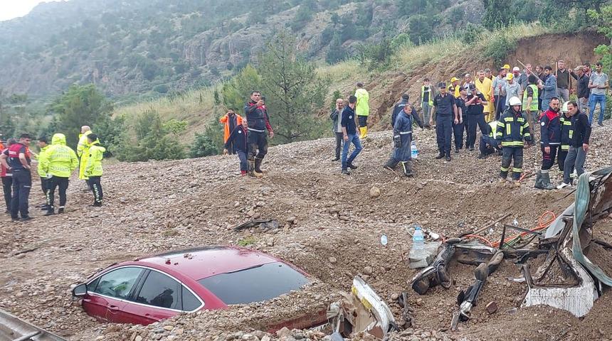 Kara yolunda heyelan! İki araç toprak altında kaldı... 1 kişi hayatını kaybetti
