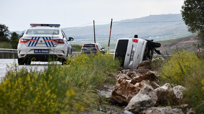 Sivas'ta devrilen minib&uuml;steki 4 kişi yaralandı