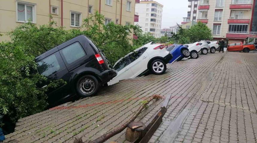Görüntüler Samsun'dan... İstinat duvarları sele dayanamadı: Araçlar boşluğa düştü!