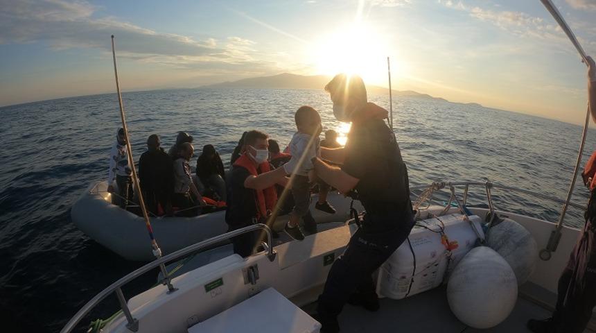 İzmir açıklarında lastik bottaki 17 düzensiz göçmen kurtarıldı