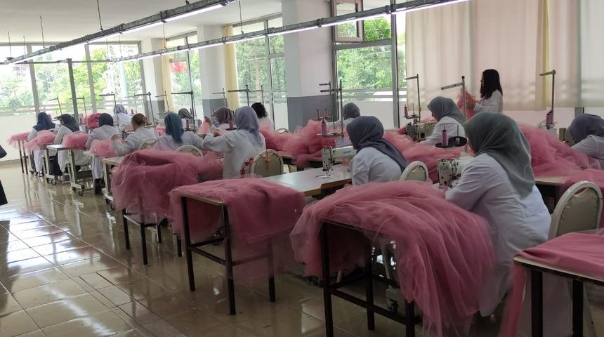 Kars'ta açılan tekstil atölyesi 350 kişiye istihdam kapısı olacak